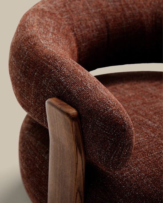 Fauteuil Granite en tissu chenille marron et pieds en bois de frêne finition noyer FSC 100 %