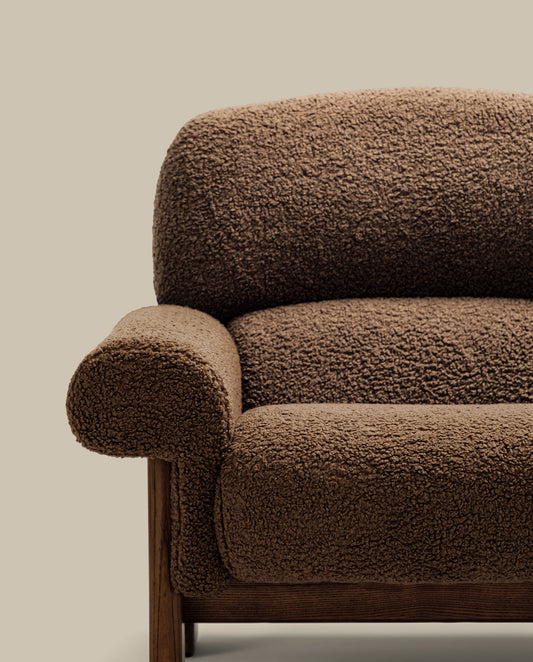 Fauteuil Nema en tissu bouclette taupe et pieds en bois de frêne finition noyer FSC 100%