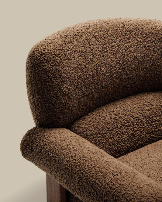 Fauteuil Nema en tissu bouclette taupe et pieds en bois de frêne finition noyer FSC 100%