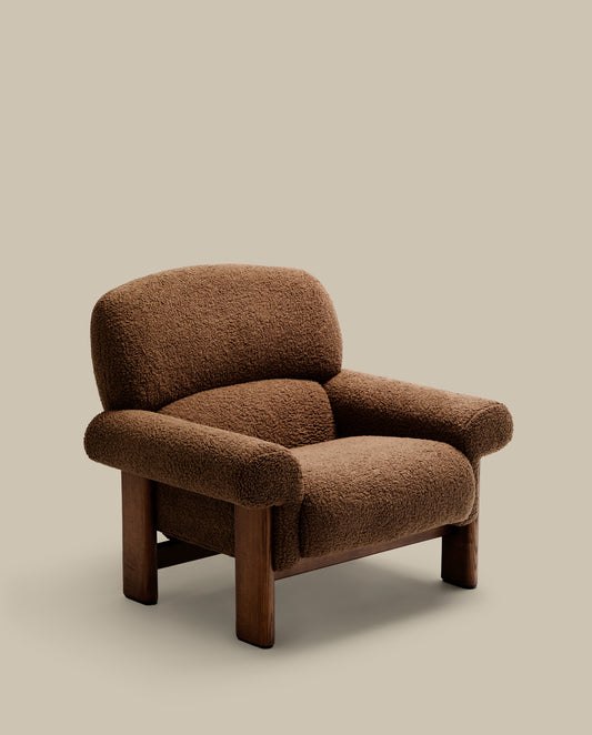 Fauteuil Nema en tissu bouclette taupe et pieds en bois de frêne finition noyer FSC 100%