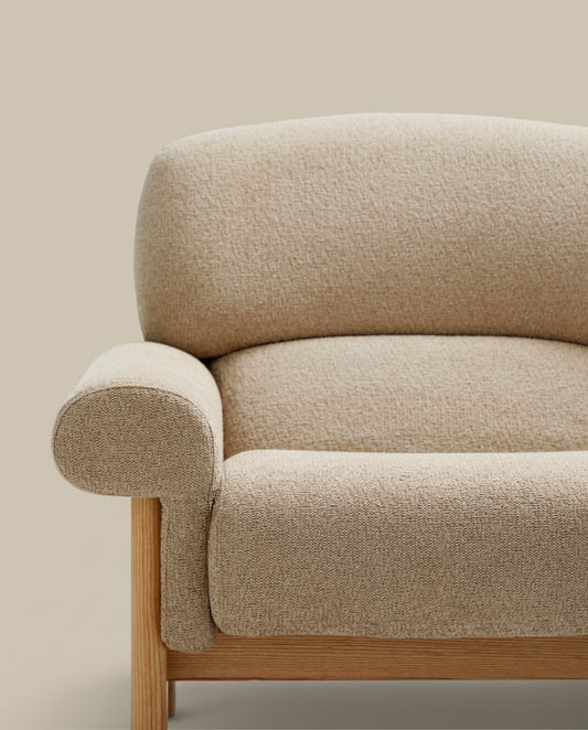 Fauteuil Nema en tissu chenille beige et pieds en bois de frêne finition naturelle FSC 100%