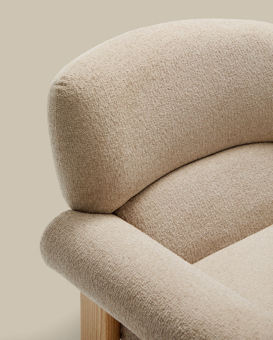 Fauteuil Nema en tissu chenille beige et pieds en bois de frêne finition naturelle FSC 100%