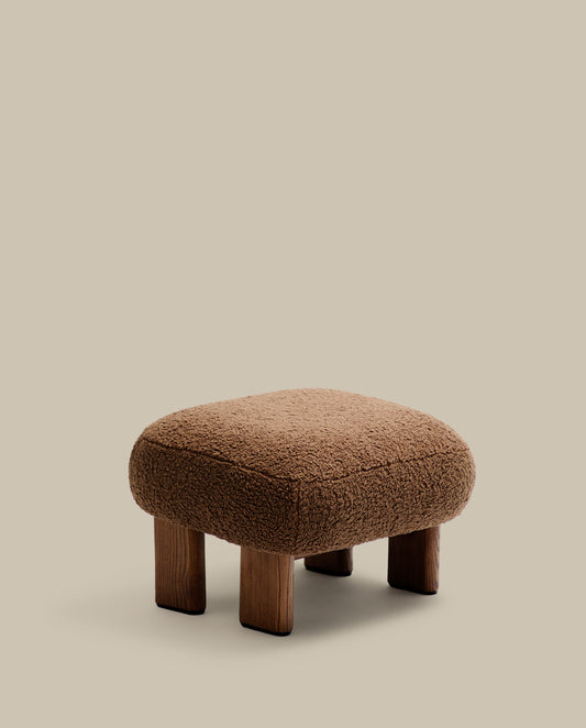 Repose-pieds Nema tissu bouclette taupe pieds en bois frêne finition noyer 65x55,4cm FSC 100%