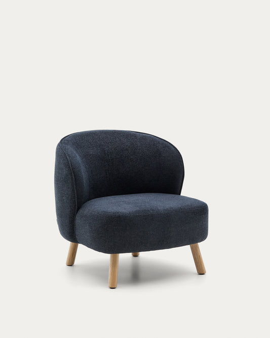 Fauteuil Ulit en tissu chenille bleu-gris et pieds en bois de hêtre finition naturelle