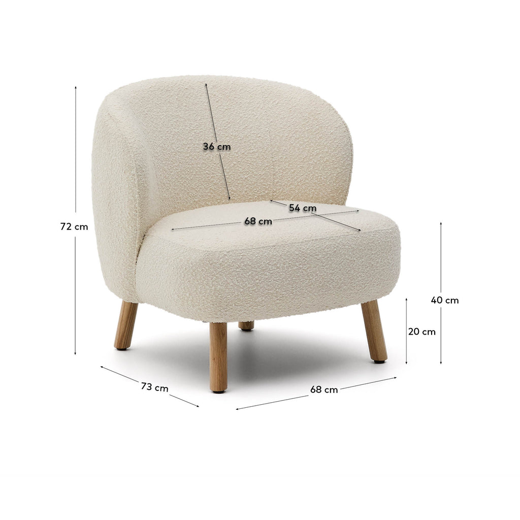 Fauteuil Ulit en tissu effet bouclette blanc et pieds en bois de hêtre finition naturelle