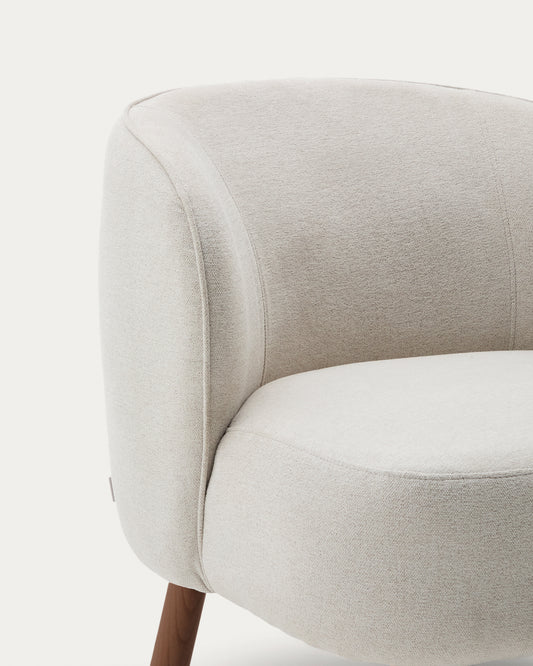 Fauteuil Ulit en chenille beige et pieds en bois de frêne finition ton noyer