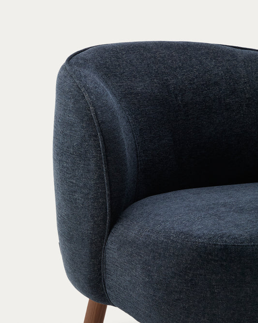 Fauteuil Ulit en chenille gris bleuté et pieds en bois de frêne finition ton noyer