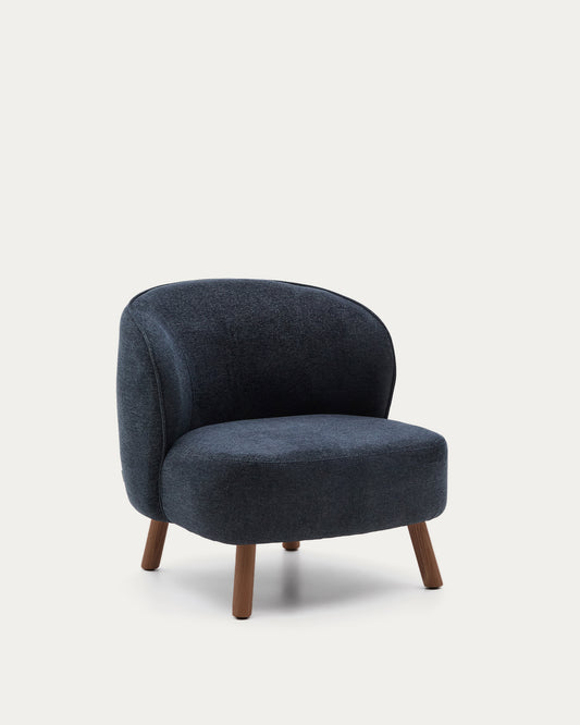 Fauteuil Ulit en chenille gris bleuté et pieds en bois de frêne finition ton noyer